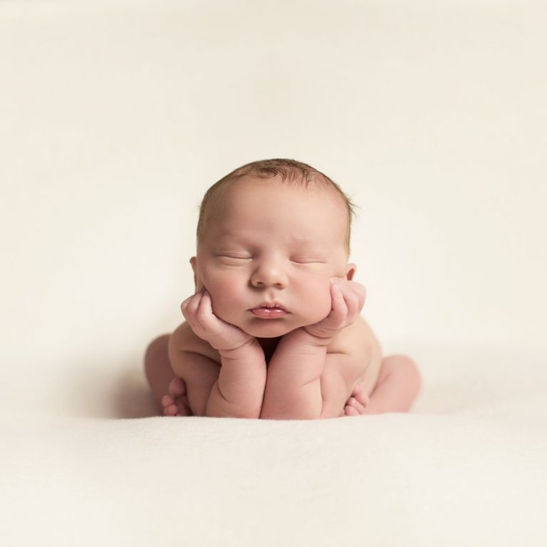 froggy pose- atlanta newborn photographer