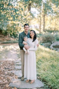 family photography atlanta, family in field, open field photo locations, family posing, roswell family photographer
